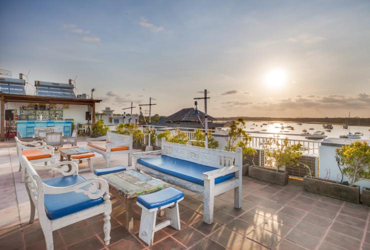 Menikmati Santorini Island di Paras Paros Lodge Marina Bali
